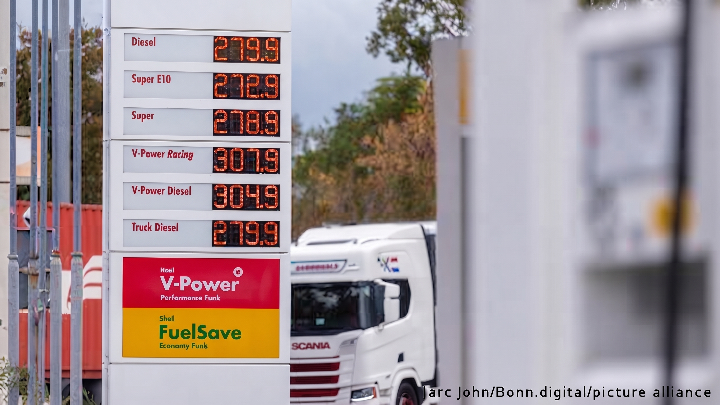 Fuel prices Germany EU petrol station costs comparison