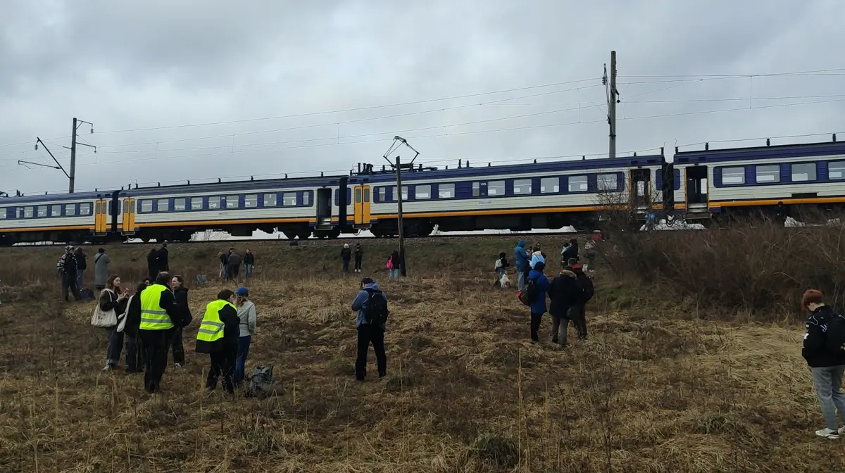 Kyiv-Slavutych Train Evacuated in Open Field Amid Strike Threat