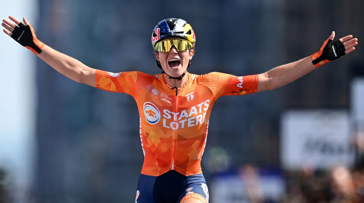 Demi Vollering wins the women's road race world title in Montreal