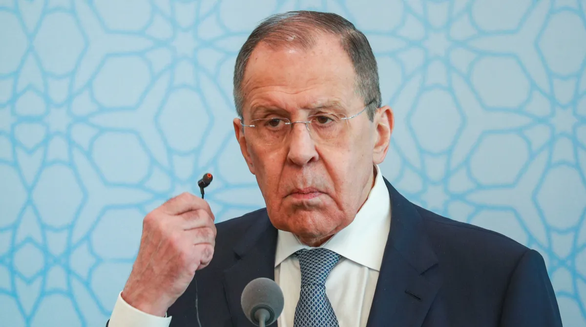 Lawrow nennt Selenskyj-Einladung nach Moskau 'Geste des guten Willens', Russland stoppt Krieg nicht