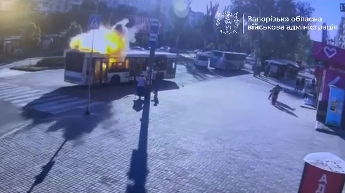 طائرة FPV روسية تستهدف حافلة ركاب في زاباروجيا وتصيب خمسة مدنيين