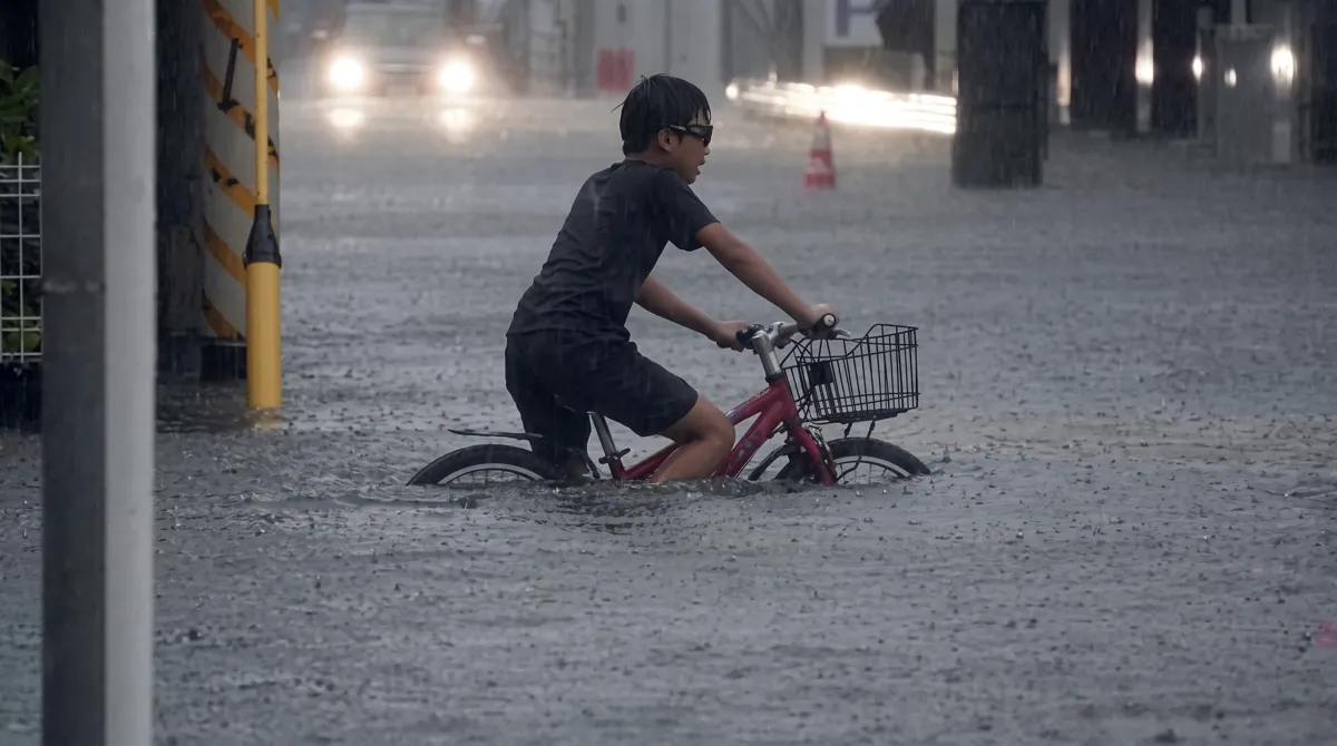 Typhoon Dujuan impacts Tokyo metropolitan area