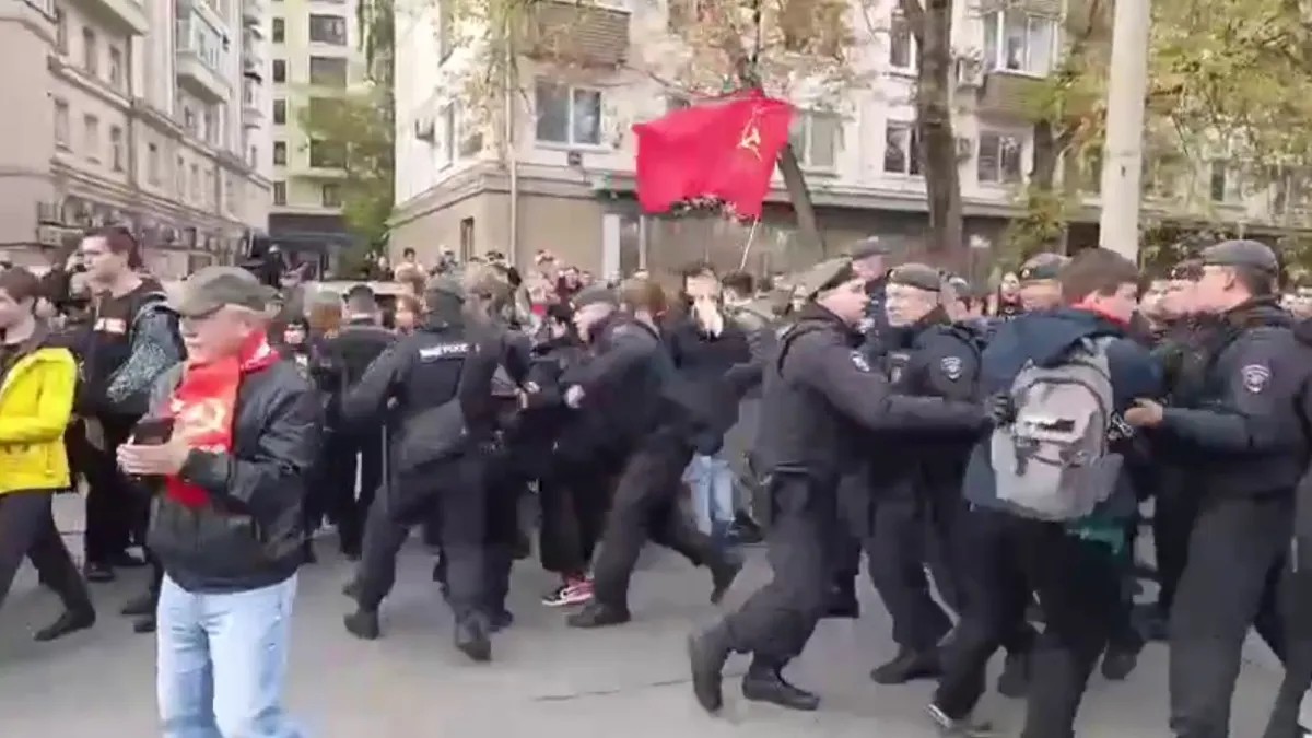 Moscow Communist Party rally protesters detained by police