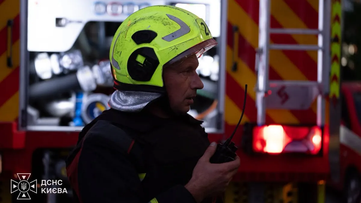 Drohnentrümmer lösen Feuer auf Kiewer Schuldach aus, Brand gelöscht