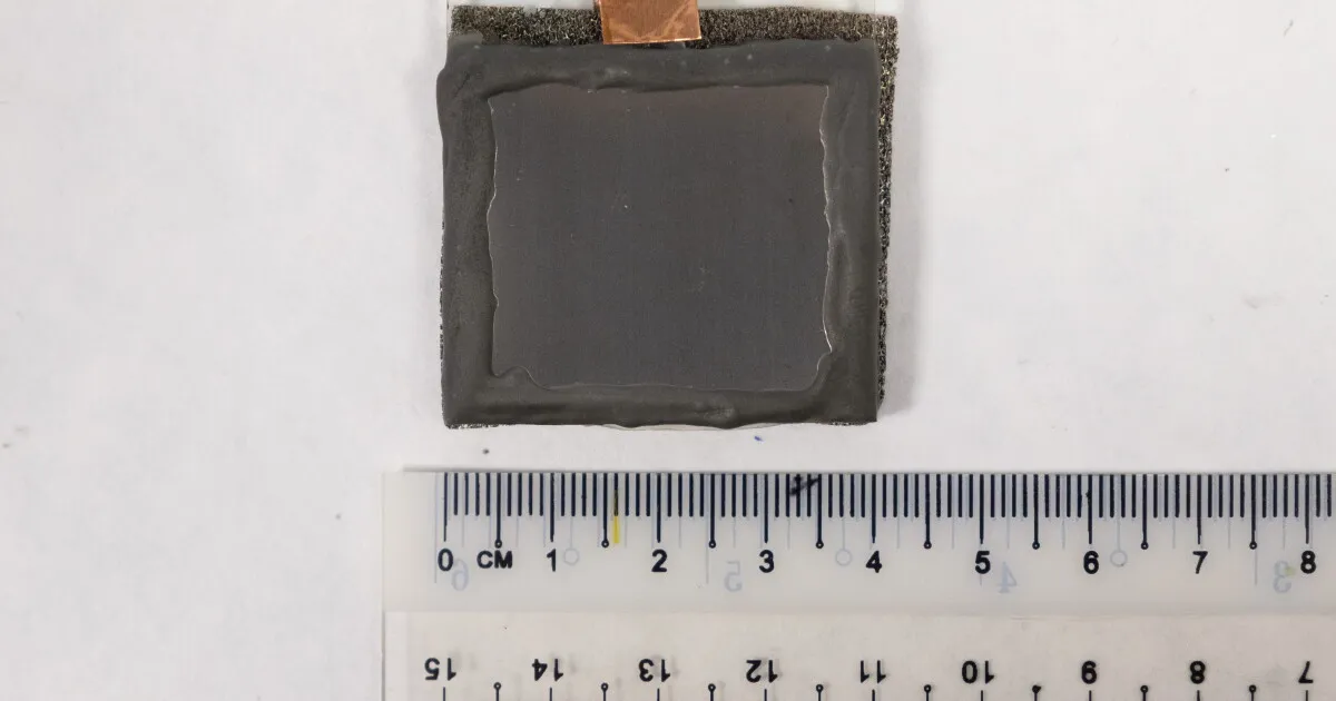 NTU Singapore artificial leaf device producing hydrogen from seawater
