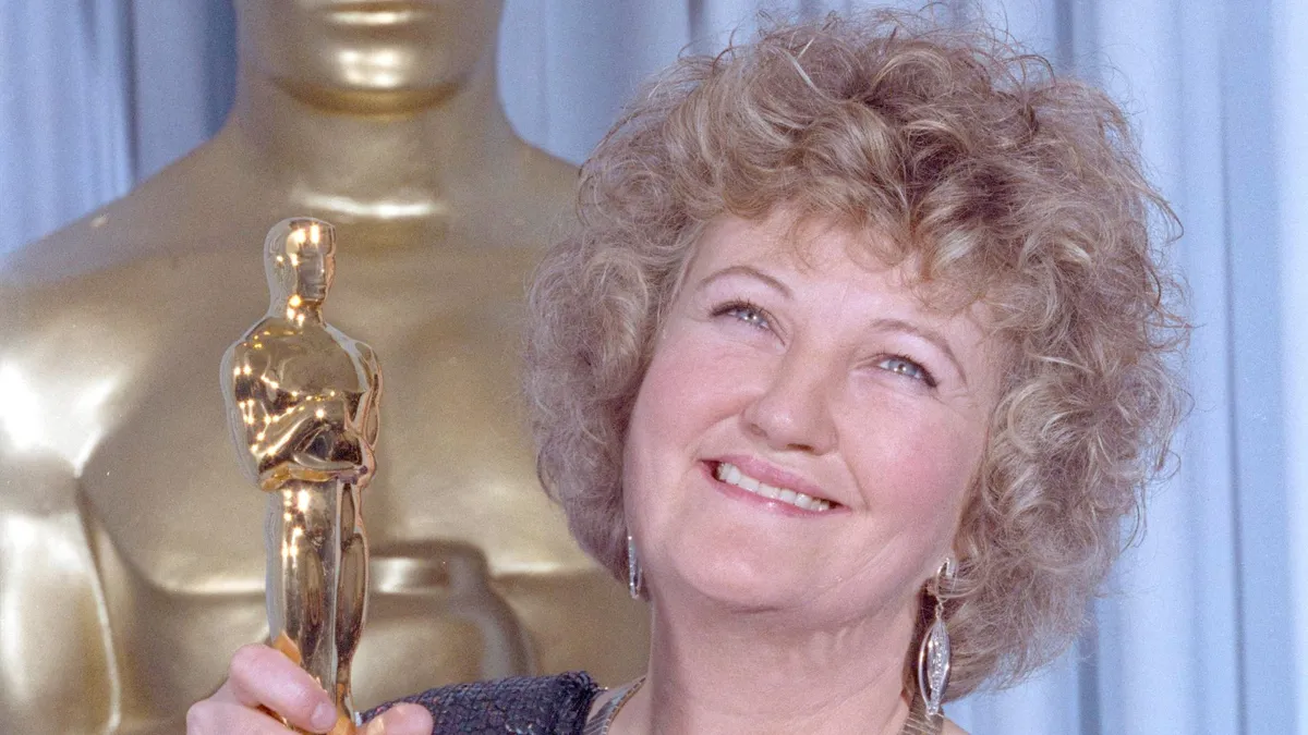 Brenda Fricker holding her Oscar award