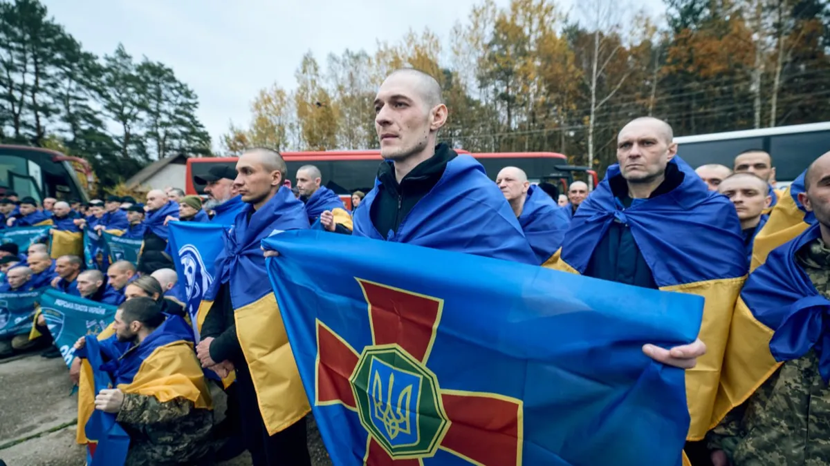 Ukrainian soldiers freed from Russian captivity return home
