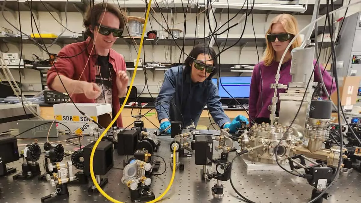 Yale researchers observing nanoparticle collisions in an optical trap