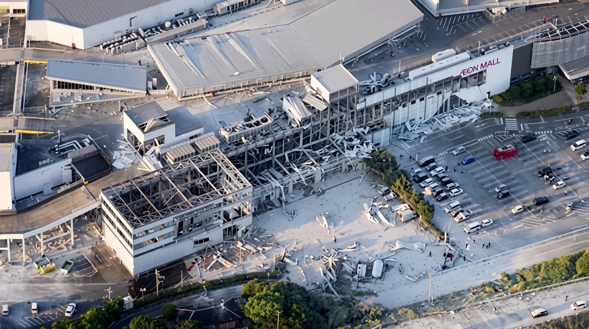 Japan earthquake Kumamoto Aeon Mall collapsed building rescue